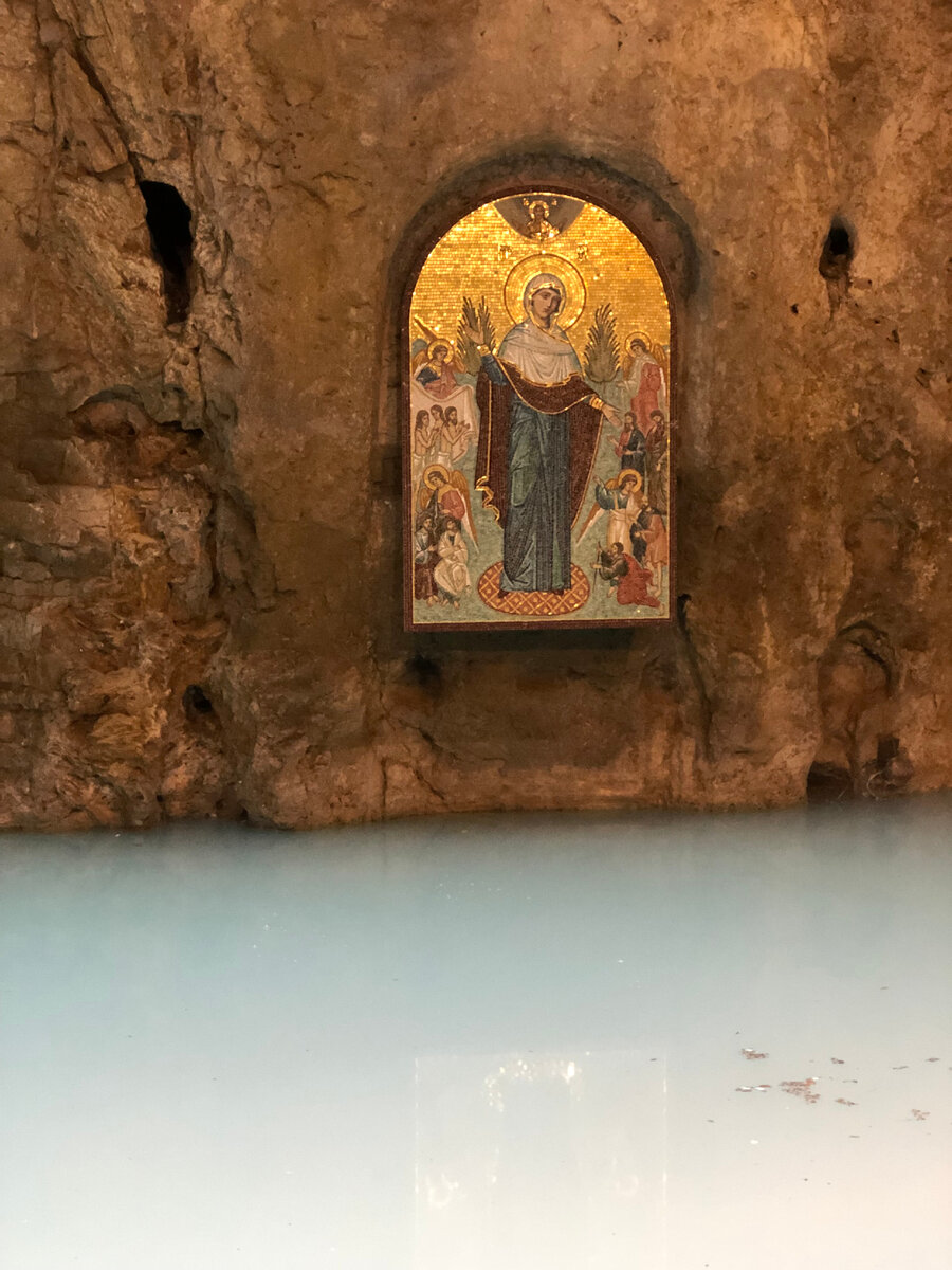 Икона напротив выхода к озеру через тоннель.