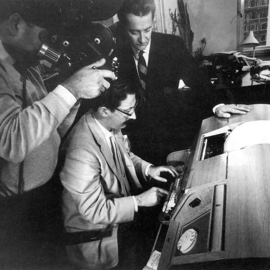 В 1960-е годы такой компьютерный терминал можно было назвать компактным. Фото: Гардиан