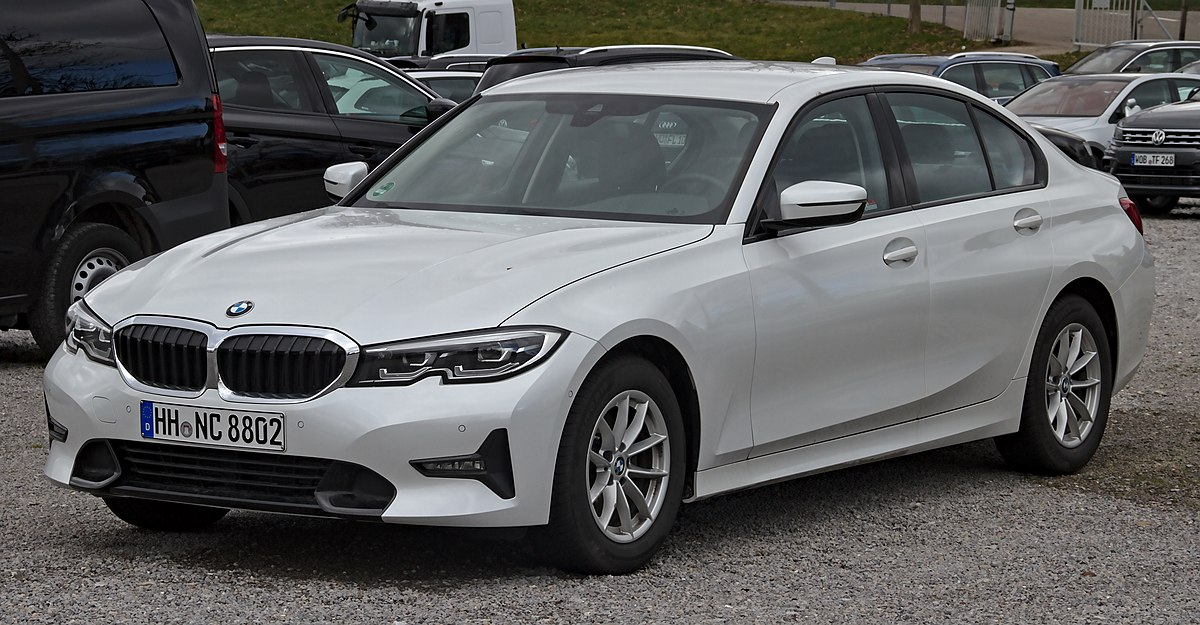 BMW 3 Series - это иконическая модель, предоставляющая сочетание высокой производительности, комфорта и стиля. Она идеально подходит для тех, кто ценит удовольствие от вождения.