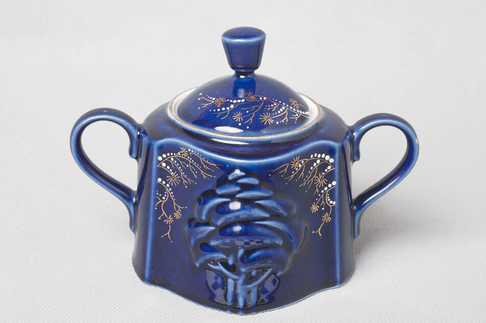 Сахарница из сервиза «Новогодний». Бронница, 2004 год. Автор Иван Михайлович Бердников 