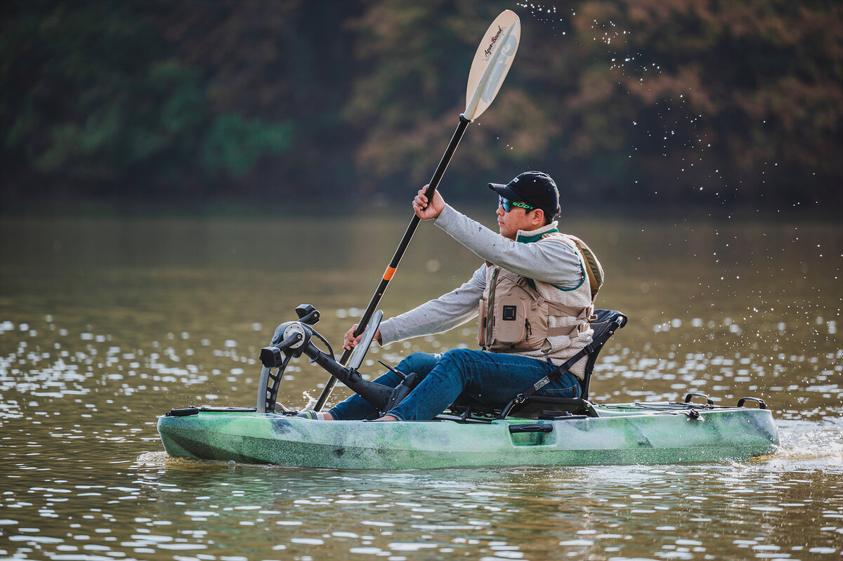 Каяк Perch 8 Ft, педальный привод в парковочном положении, ход на весле. 