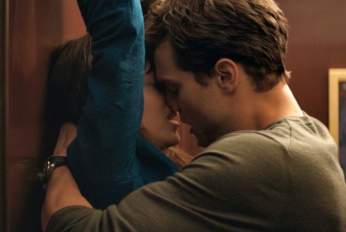 Лучше сцены. 50 Оттенков серого (Fifty Shades of Grey) 2015. 50 Оттенков серого кадры из фильма. Пятьдесят оттенков серого фильм 2015 Виктор Расук. Джейми Дорнан кадры из 50 оттенков