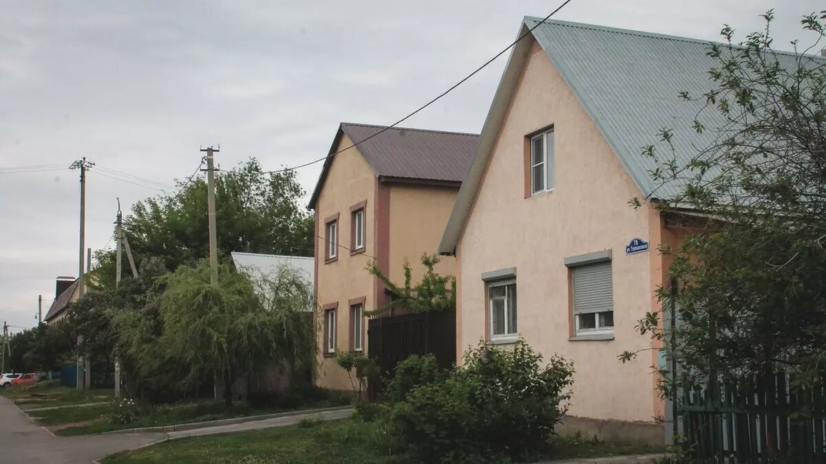     Строение расположено я в коттеджном поселке «Лагуна». Здесь расположены две постройки, они соединены между собой.