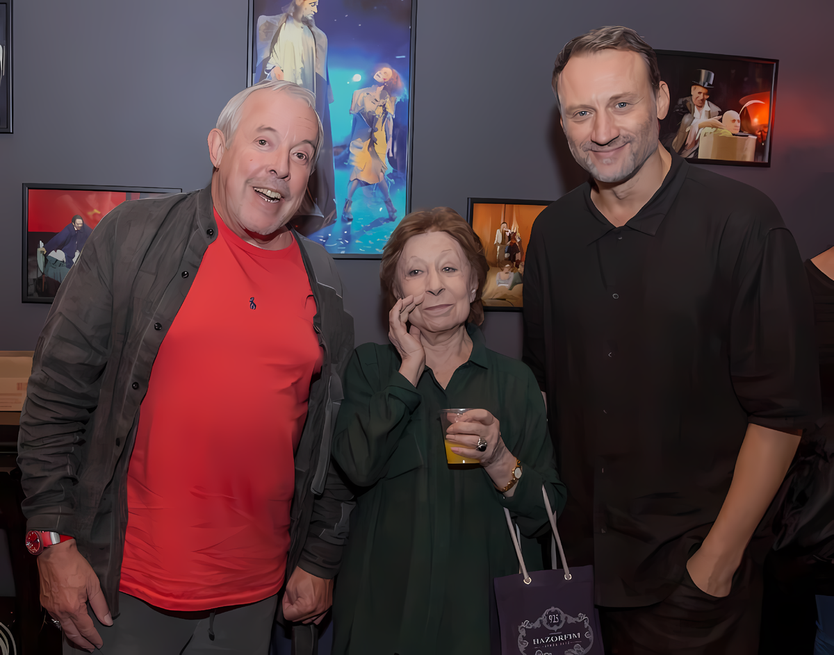 Лия Ахеджакова на одном снимке с Андреем Макаревичем и Анатолием Белым 