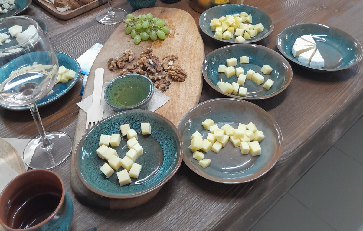 На дегустации сыра в сыроварне "Режано": и это только половина из всей коллекции.