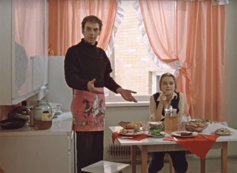 Гоша успевает приготовить ужин, пока Катерина переодевается: антрекоты из кулинарии пожарены, салат и хлеб порезаны, компот налит в кувшин. 