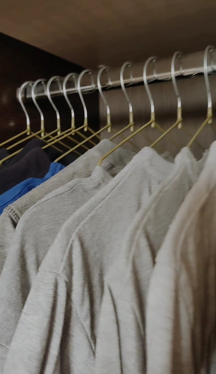 Единый стиль плечиков снижает визуальный шум. Правильно выбранные вешалки сохранят вид одежды и съэкономят место в вашем шкафу. 