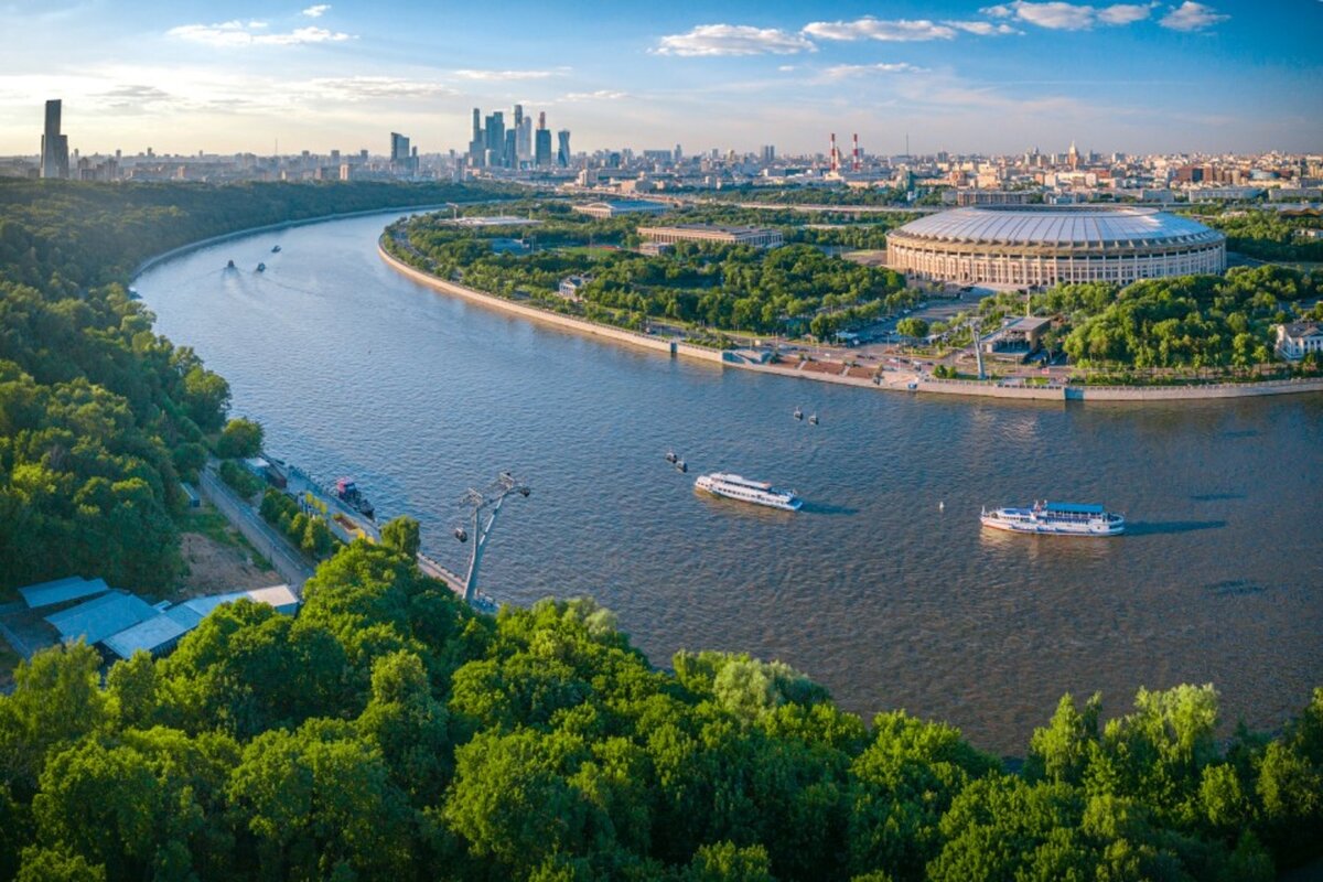 Покажи зону в городе. Парк Воробьевы горы Москва. Москва река Воробьевы горы. Воробей горы Москва парк. Набережная Москвы реки Воробьевы горы.