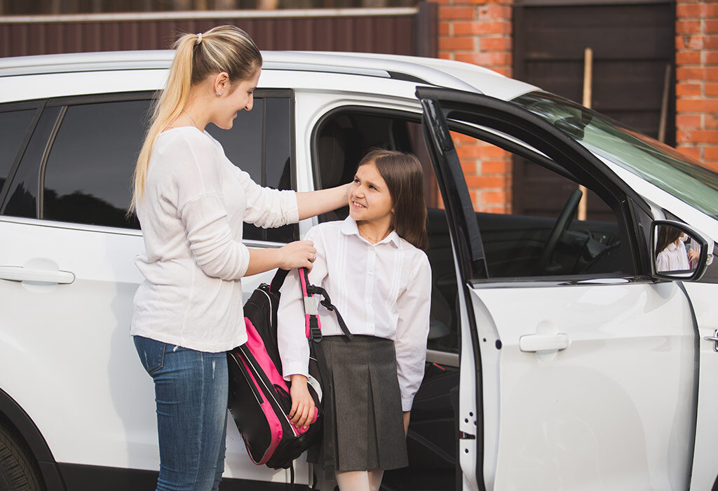 мама за рулем ребенок в машине. женщина с ребенком в автомобиле. семья едет в машине с дочкой. мама с маленькой дочкой в машине. мама с дочкой в машине.