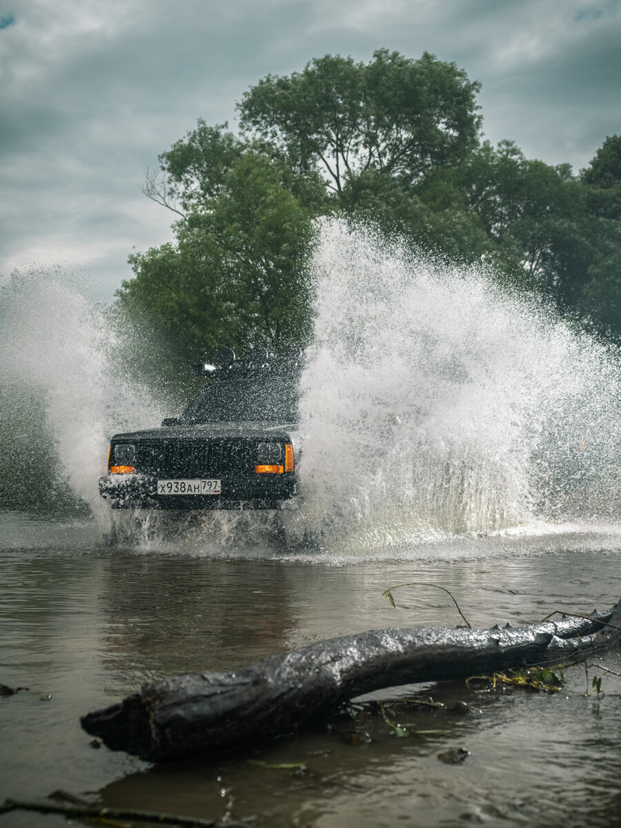 Самый эффектный кадр сессии с преодолением водной преграды 