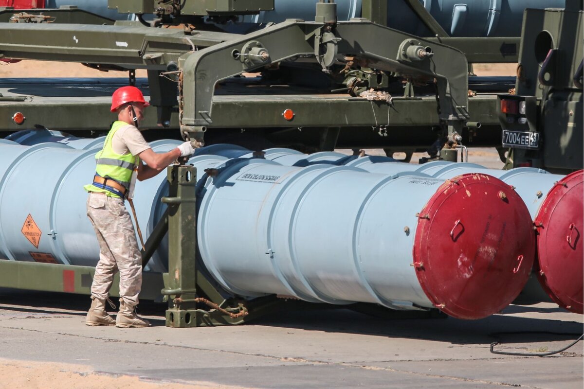    Погрузка ракет зенитного ракетного комплекса С-300 ©Сергей Бобылев/ТАСС