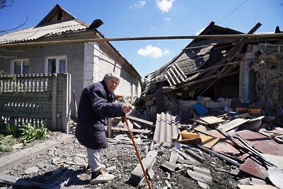    Женщина у жилого частного дома, разрушенного в результате обстрела со стороны ВСУ ©Сергей Батурин РИА Новости