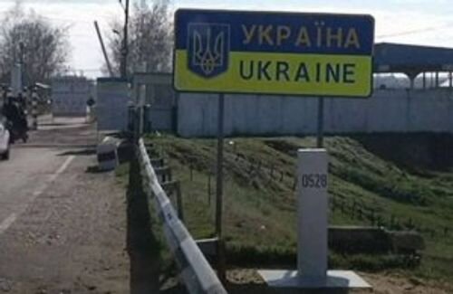 В Омутнинске ребенок-инвалид оказался в дорожном "плену"
Из-за того, что власти отремонтировали дорогу на улице Кирова булыжниками, перевозить ребенка на коляске теперь невозможно. Год назад с аналогичной проблемой в этом городе сталкивалась женщина-инвалид на улице Чапаева. В конце августа грунтовую дорогу по улице Кирова в Омутнинске "отремонтировали",[…]