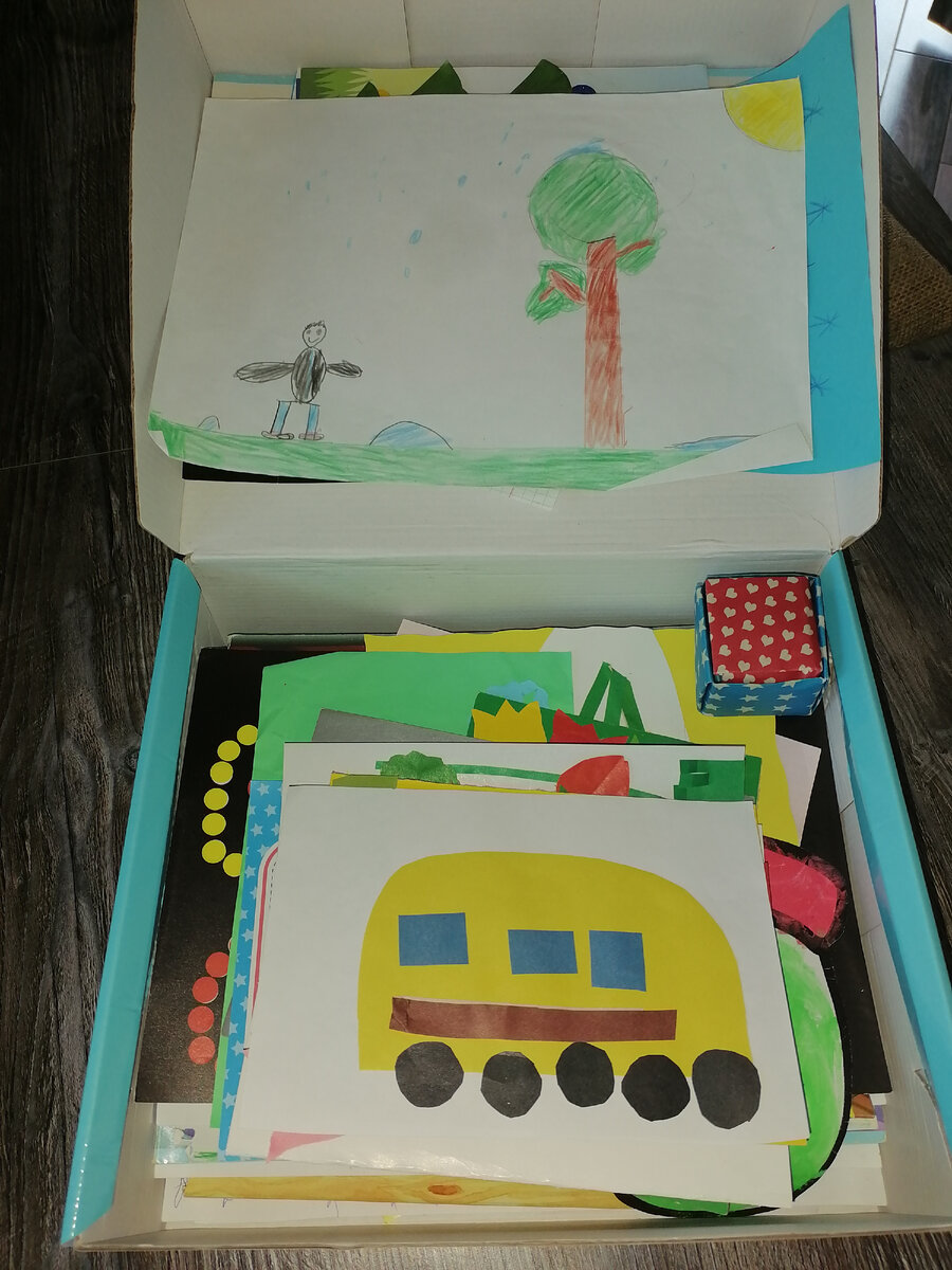 Памятная коробка с поделками детей. Личное фото автора.