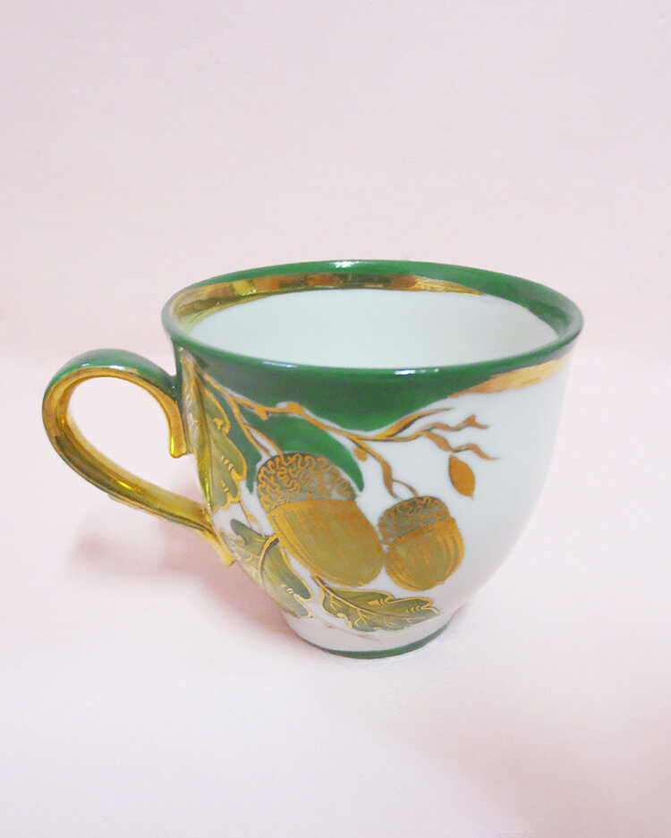 Чашка из сервиза «Дубок». 2001 год, Дулёво. Автор формы Александр Рыжков, автор росписи Алексей Алексеевич Карпов