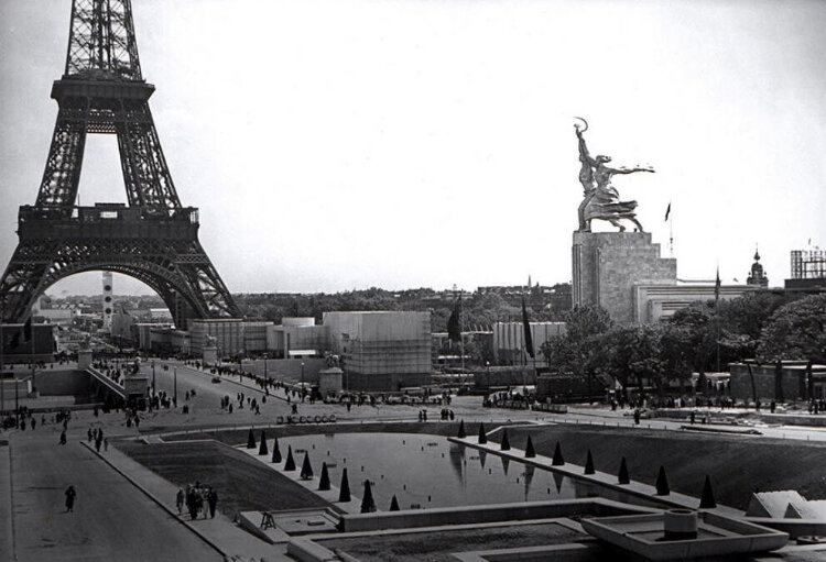 «Рабочий и колхозница» на выставке в Париже, рядом с Эйфелевой башней. 1937 год