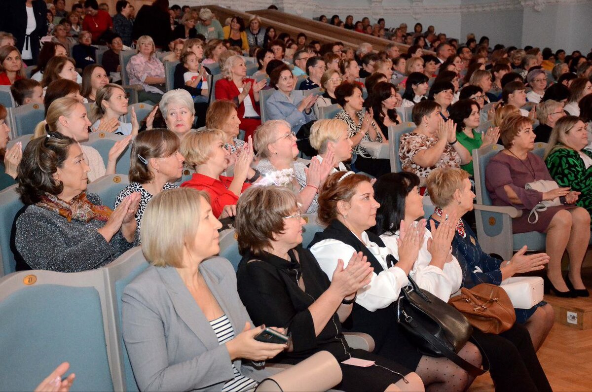  📷    В Оренбурге педагогам в преддверии профессионального праздника вручили награды Кристина Просвиркина