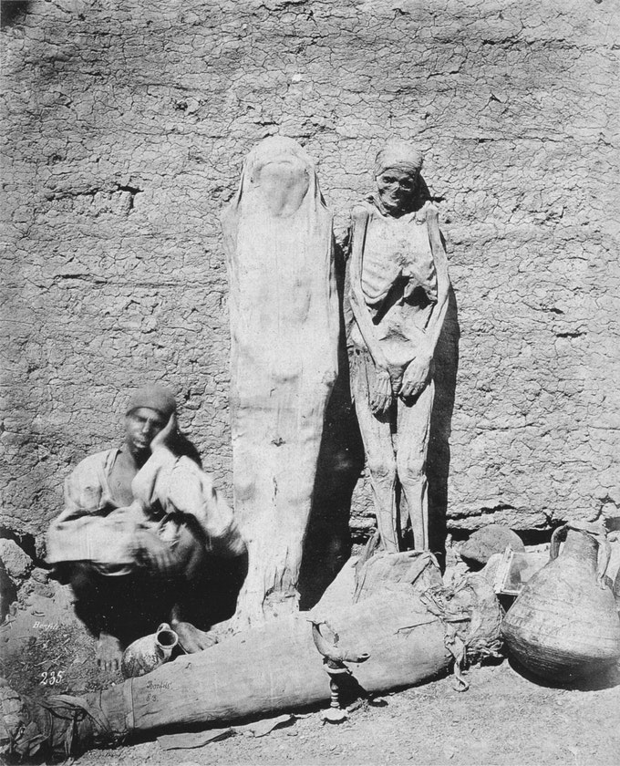Уличный торговец мумиями.Египет, ок. 1875 г
