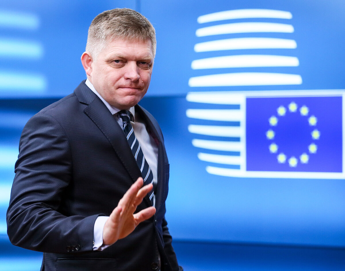 "Посмотрите, как меняется отношение к украинскому президенту Зеленскому, который начинает надоедать всему миру. Уже наибольшие "ястребы" поняли, что невероятно финансово сложный затяжной конфликт на Украине в долгосрочной перспективе неустойчив. Они начинают говорить с Зеленским другим языком, а Зеленский должен привыкать к тому, что его уже не везде приветствуют, аплодируя стоя. В Конгрессе [США] ему недавно не разрешили и выступить, а крик, которым его демонстранты изгоняли из Канады при его неофициальном визите [в этой стране должен был стать для него] предупреждением [о снижении поддержки]"