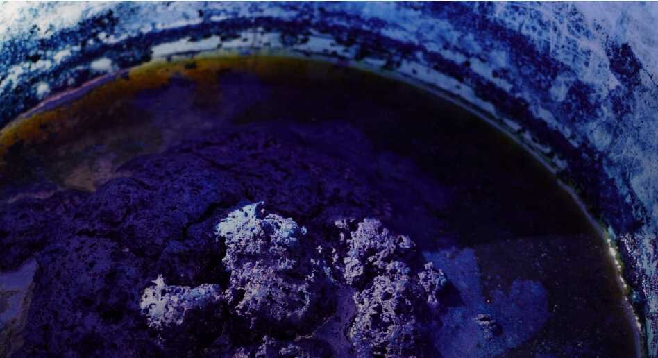 Indigo Dyeing 101: How to Dye with Indigo [Vat Types & Process]