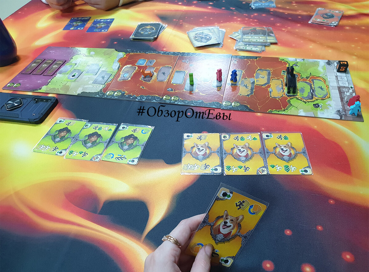 тут на фото - начало (процесс) игры. разложено поле для продвижения игроков, на поле выставлены персонажи и цербер. на руках у каждого - свой набор карточек