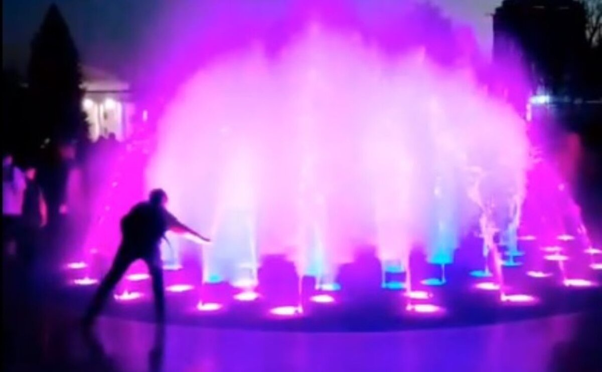 Песня бьют фонтаны и горят рекламы. Светящиеся фонтаны видео. Светящийся фонтан в Астрахани. Светящийся фонтан в Электростали фото. Мост где запускают светящиеся лампы.