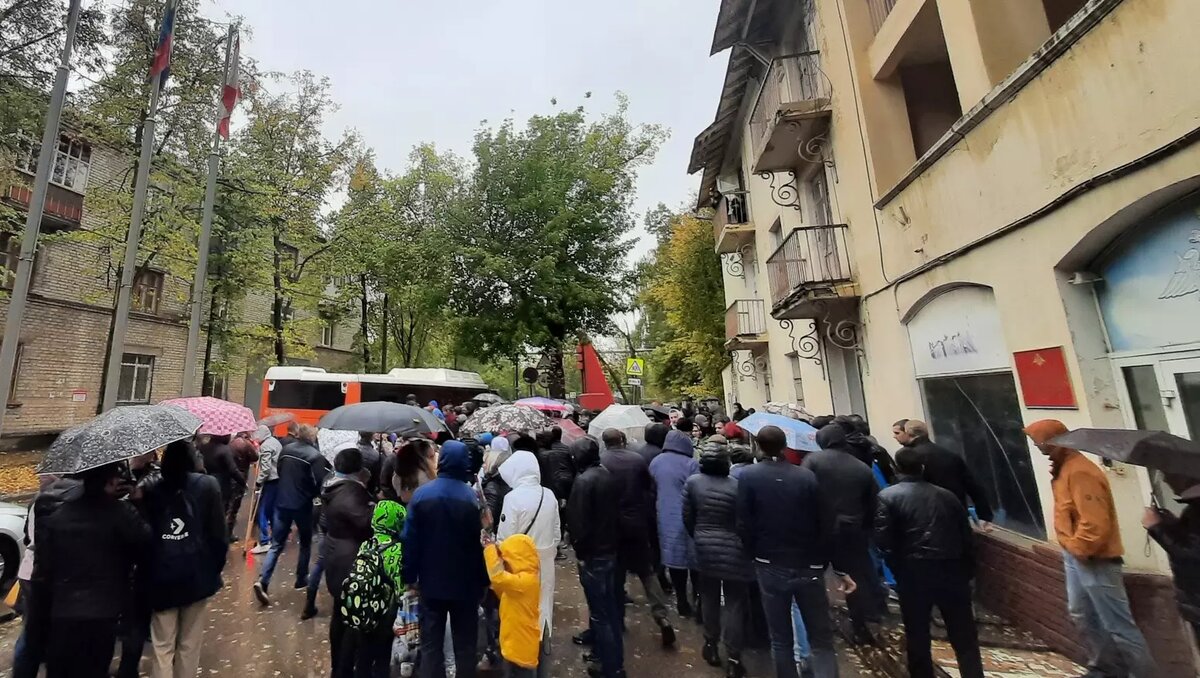     В Ростове в очередях в военкоматах собрались несколько десятков человек, об этом рассказал военный комиссар Ростовской области Игорь Егоров.