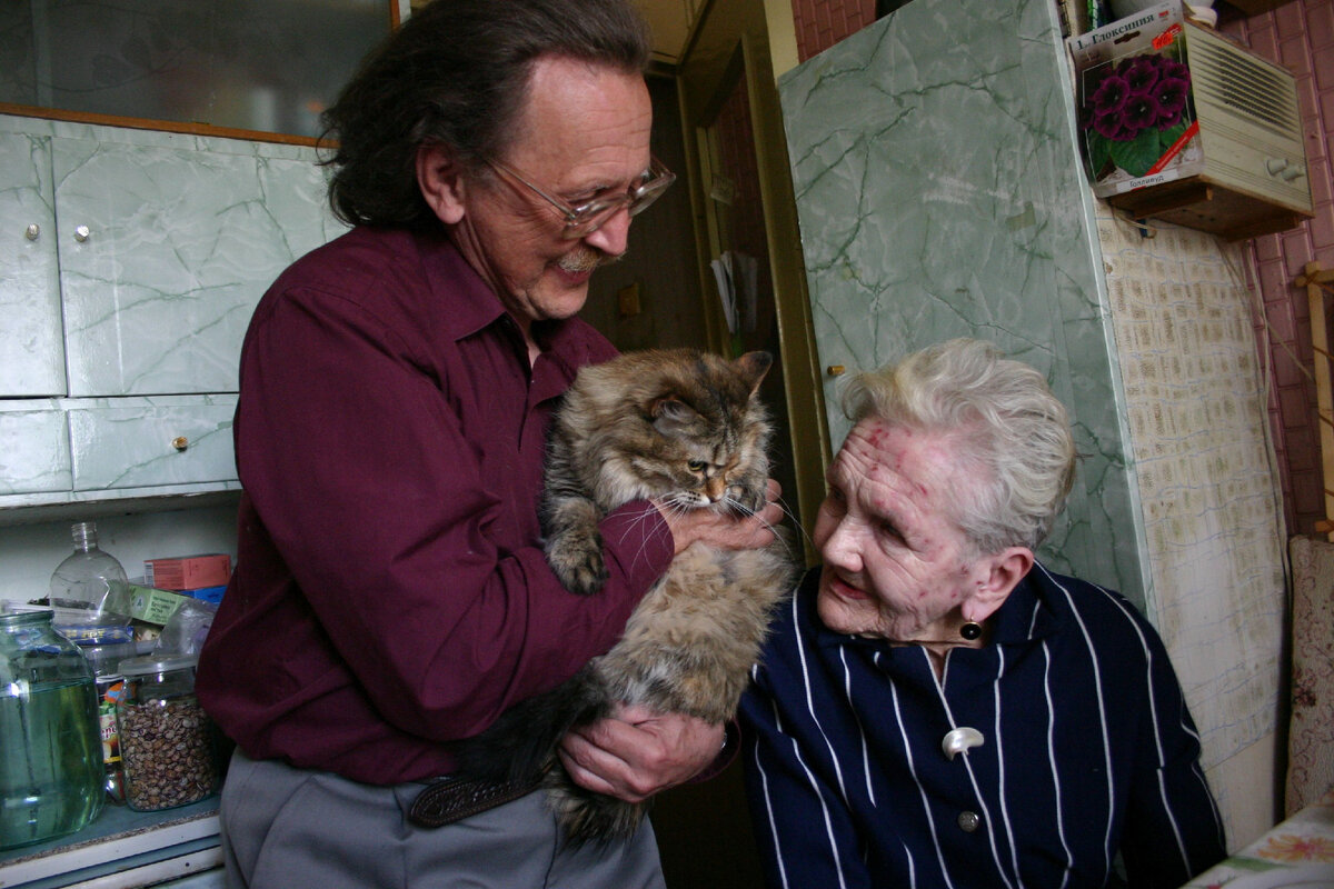 Станислав и Людмила Добровольские у себя дома. Новосибирск, 2005 год. Фото: М.Роговая