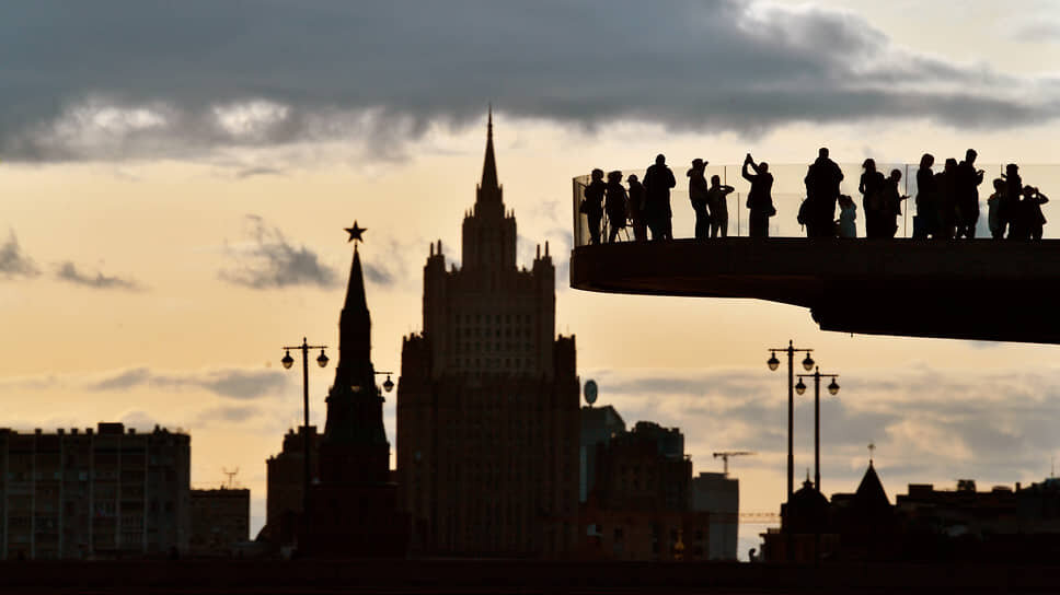    Москва. Люди на Парящем мосту в парке «Зарядье» Игорь Иванко/Коммерсантъ