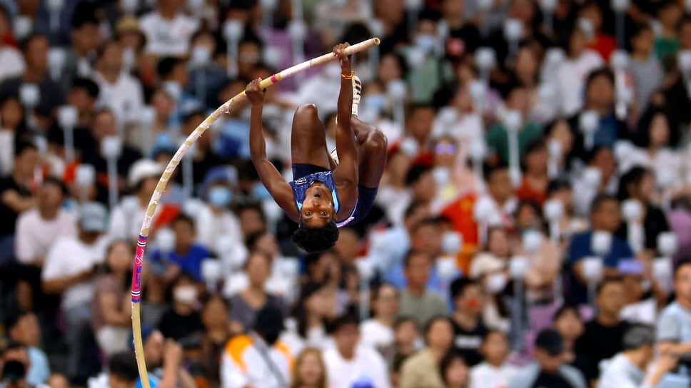    Ханчжоу, Китай. Спортсменка из Индии Павитра Венкатеш выполняет прыжок с шестом в финале XIX Азиатских игр Jeremy Lee /Reuters