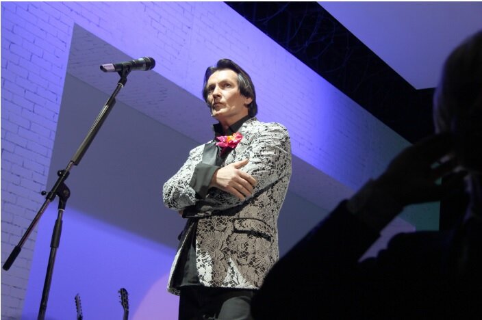 Фото из спектакля "Идеальный муж. Комедия" (фотограф Екатерина Цветкова, с официального сайта МХТ им.Чехова)