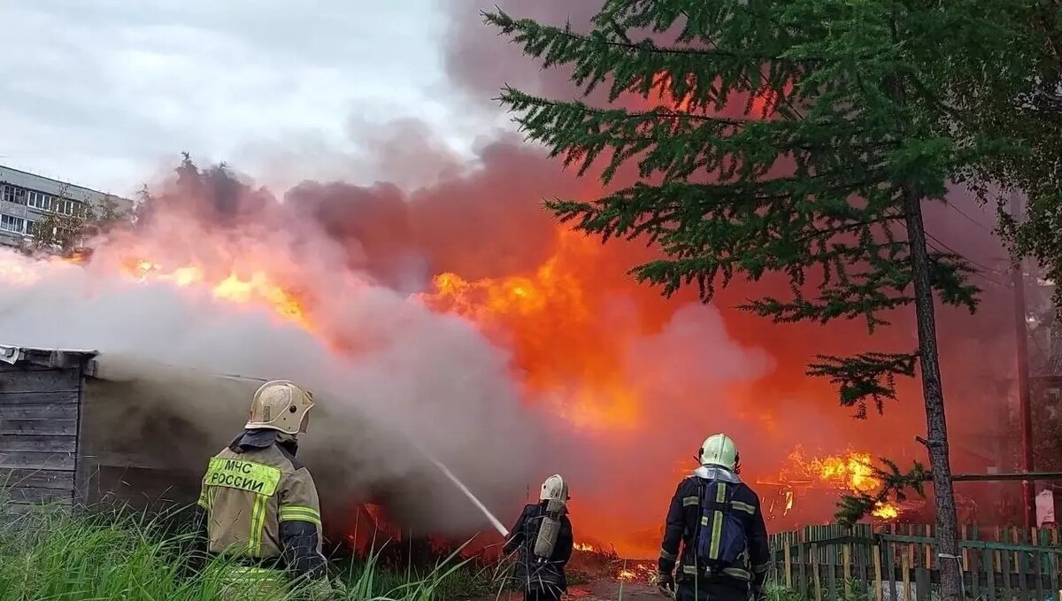     В Ростове на левом берегу Дона заметили дым и огонь в районе ТРК «Мегамаг», об этом сообщили очевидцы в местных Telegram-каналах.