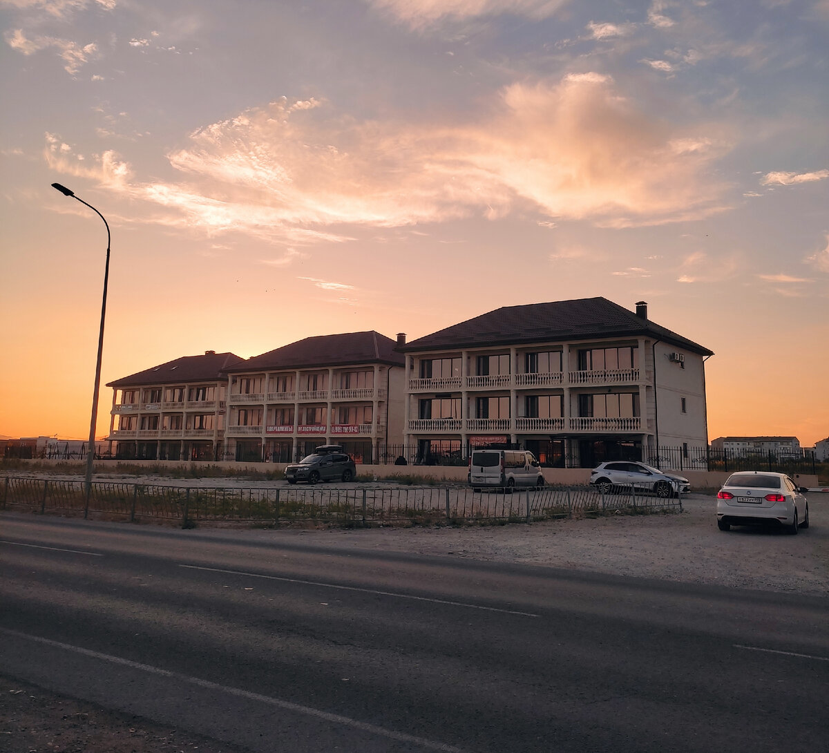 Машины стоят. Но в окнах света нет.