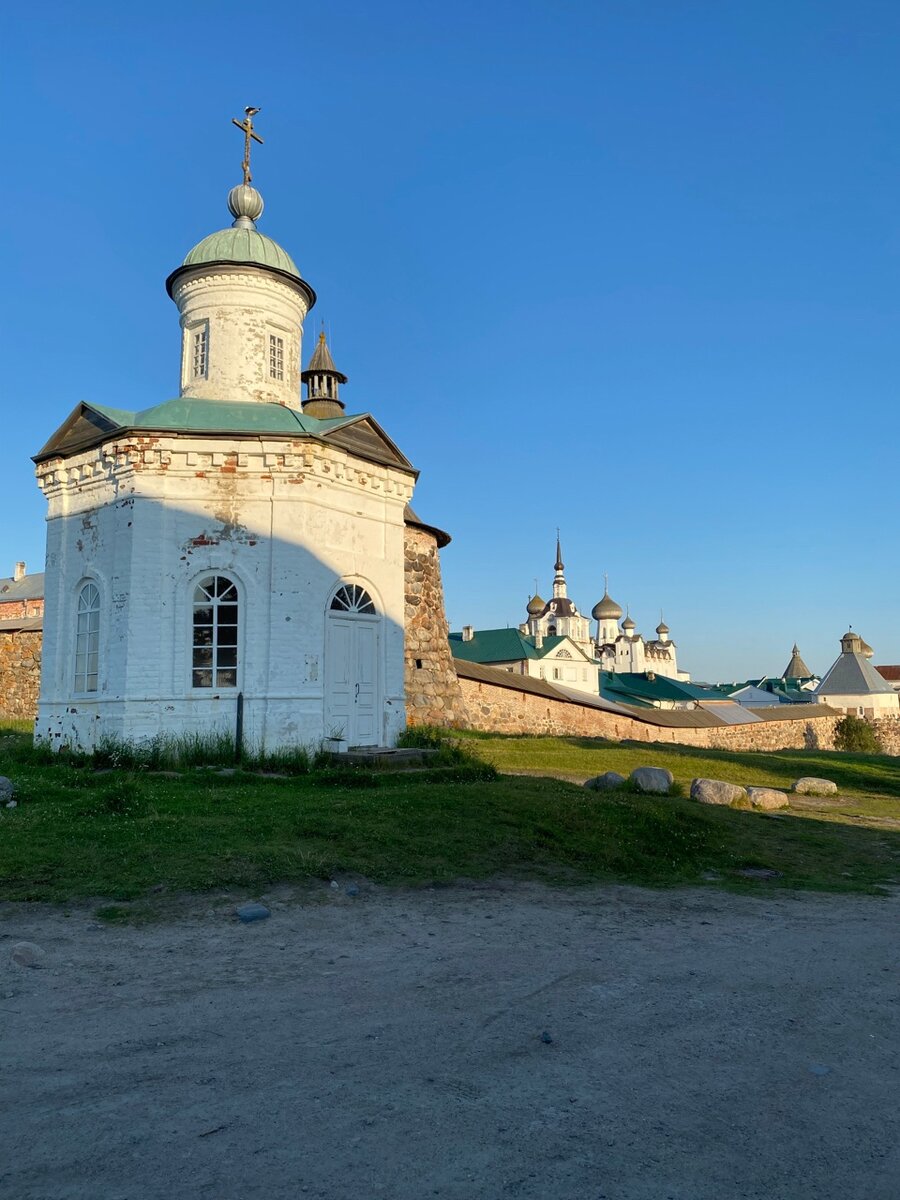 Константино-Еленинская часовня, Вид на Обитель с холма.