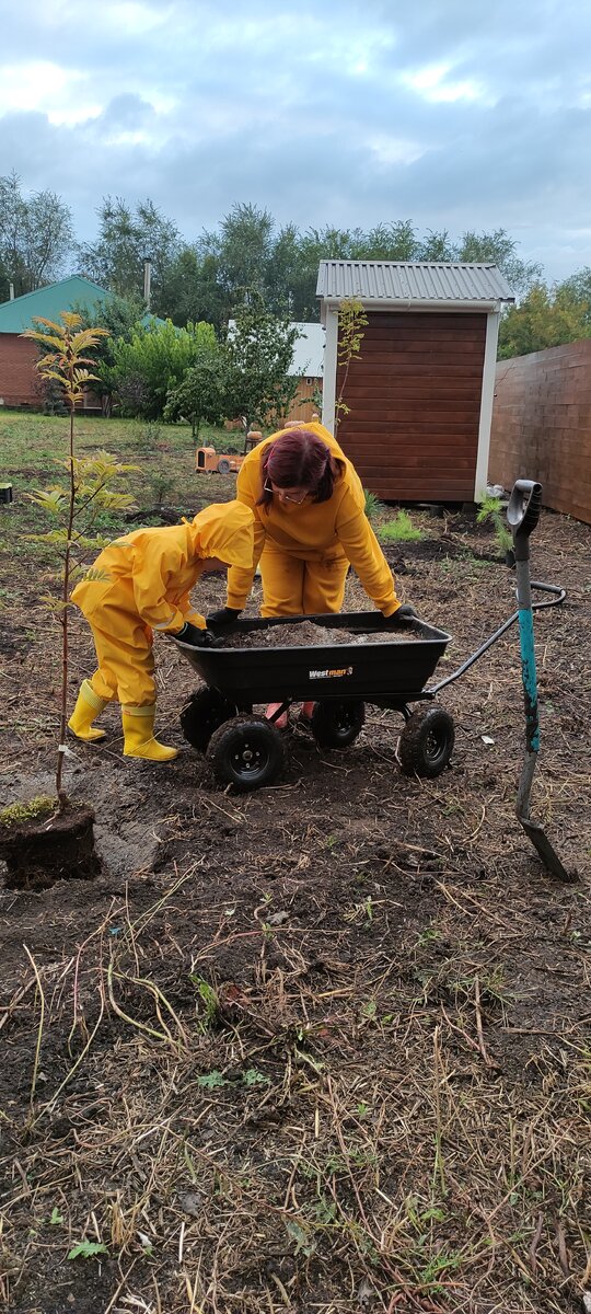 Моя мама и моя дочка. Все в саду. В тот день я пообещала себе тоже прикупить горчичный костюмчик. Но купила почему-то зелёный)