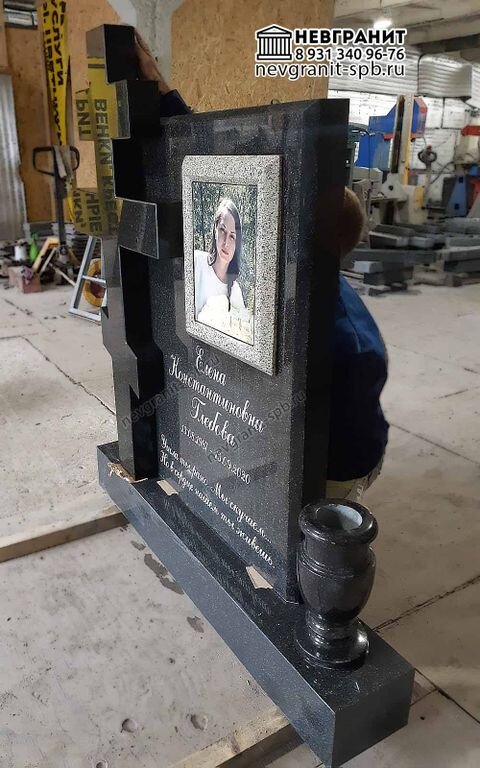 памятник с крестом