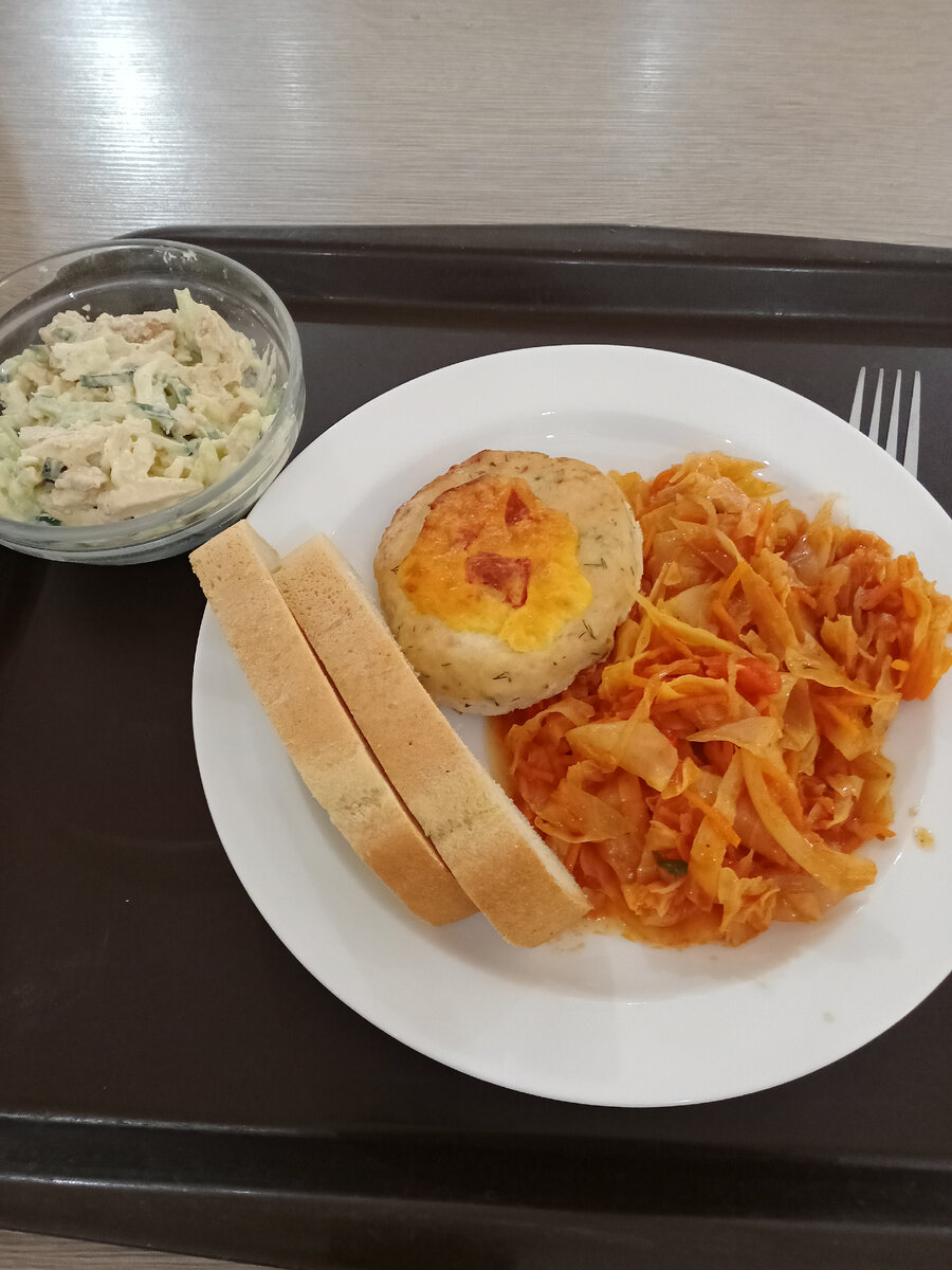 Тущенная капуста и куриная котлета+ салат нежность 