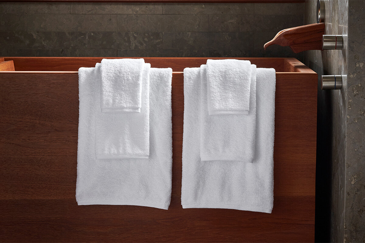 Полотенца нужно менять. Полотенце для гостиниц и отелей. Полотенца в отеле. Белое полотенце. Набор белых полотенец.