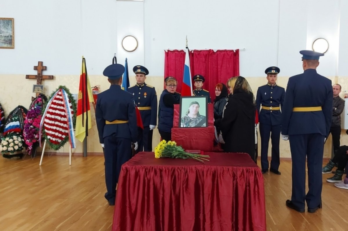    В Бологом похоронили погибшего в зоне СВО стрелка Александра Самсонова