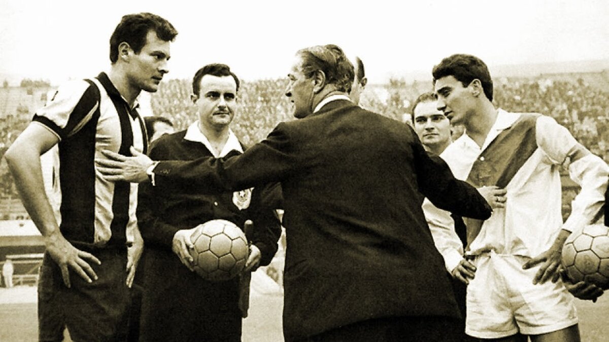 Начало одного из финальных матчей между Пеньяролем и Ривер Плейтом