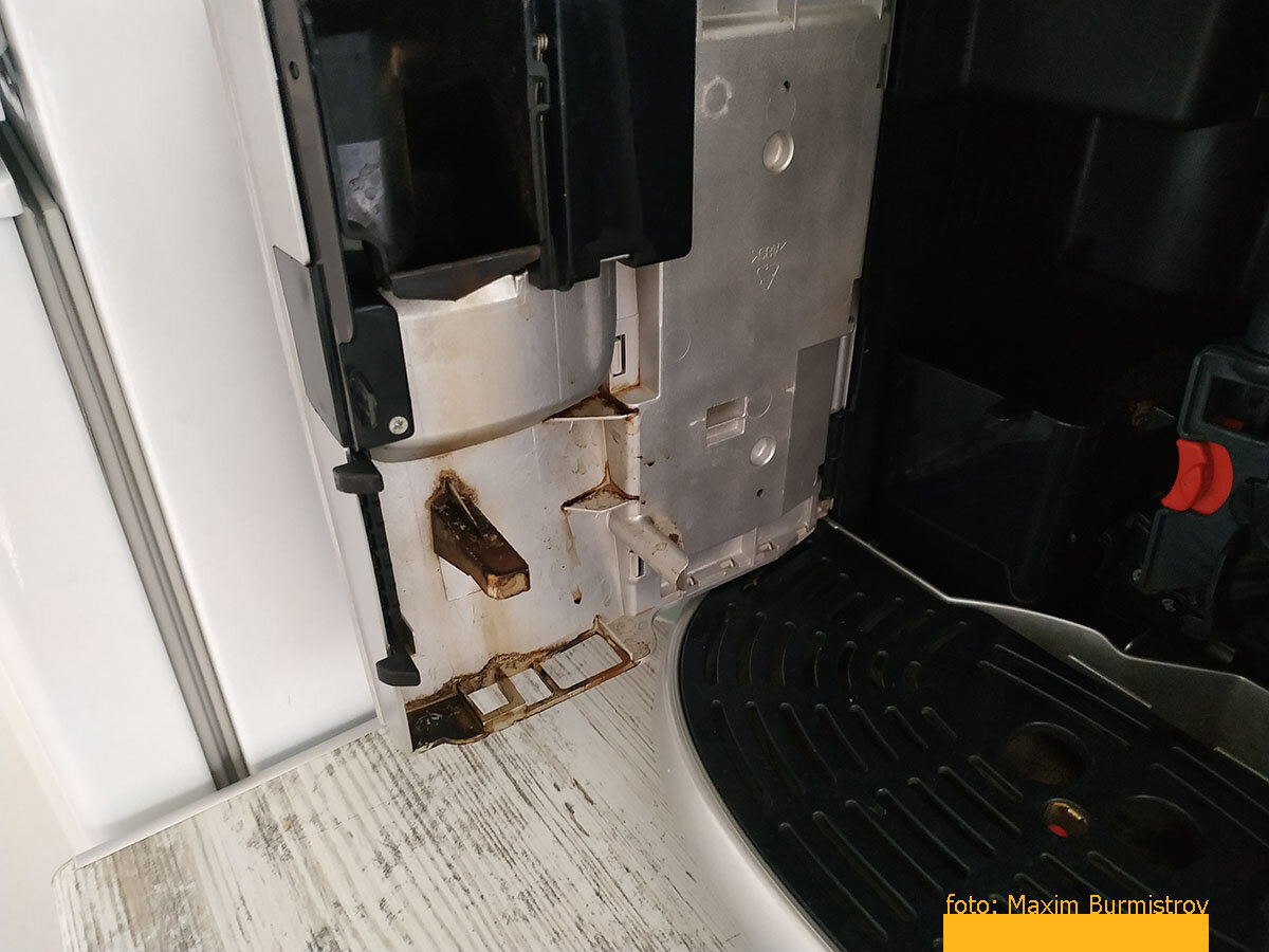 Коричневый стойкий налет покрывает внутреннюю поверхность откидной панели, его мы будем изводить!