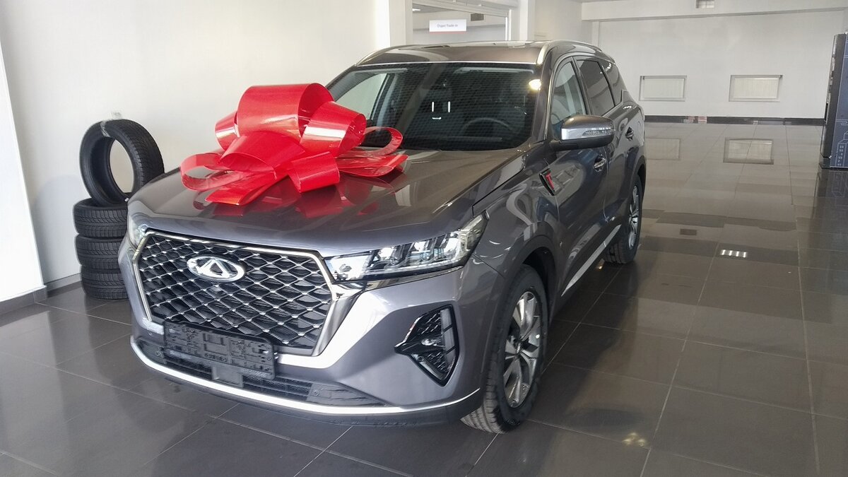 Первое знакомство... Машина стоит в салоне и даже номеров еще нет. Разве не волнительно?