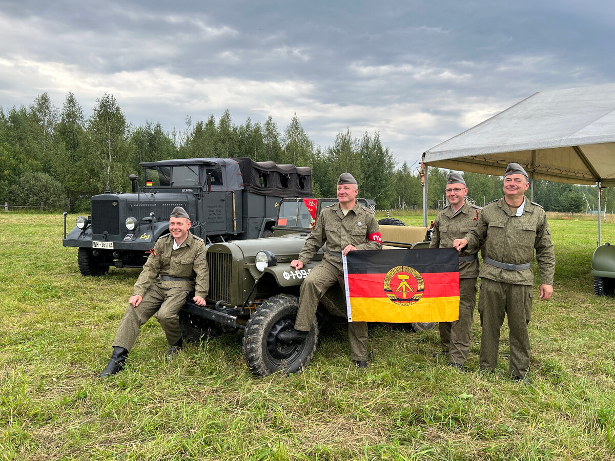 Слёт 2023 года получился по-настоящему международным. Испытав примерно миллион приключений, до России успешно добрались европейцы — обаятельные ребята из немецкого клуба поклонников грузовиков «Урал».