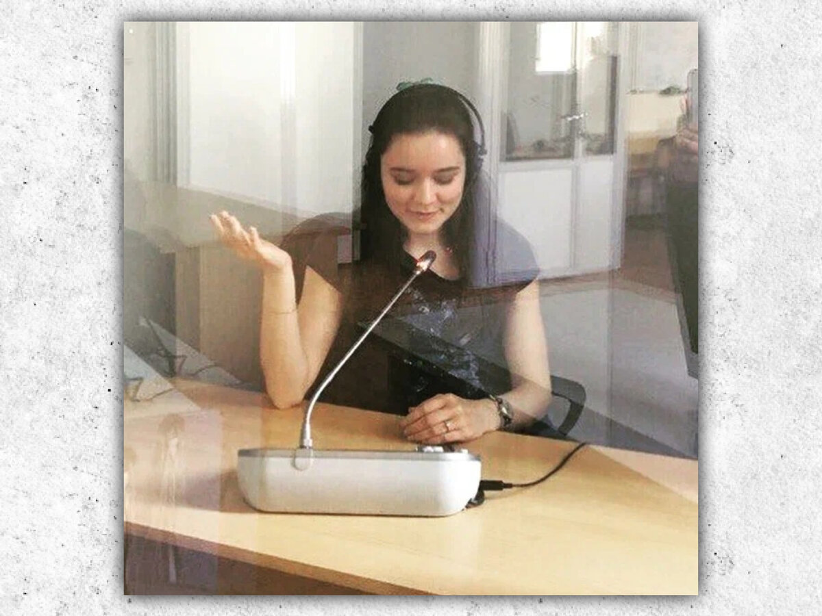 Вообще-то сейчас я письменный переводчик, но понемногу попробовала всякое. Даже учила иностранцев раскрашивать матрёшек. // Это и остальные фото ниже — из личного архива.