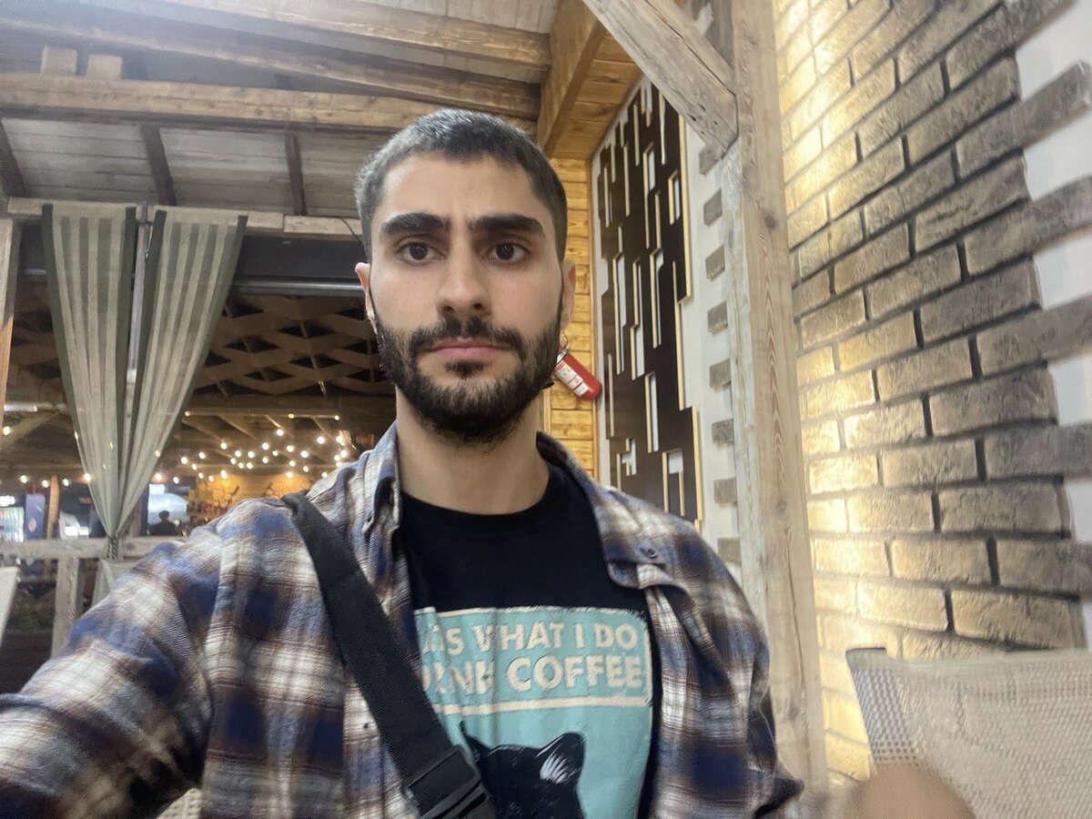 это я грущу, когда вижу липкий, грязный стол