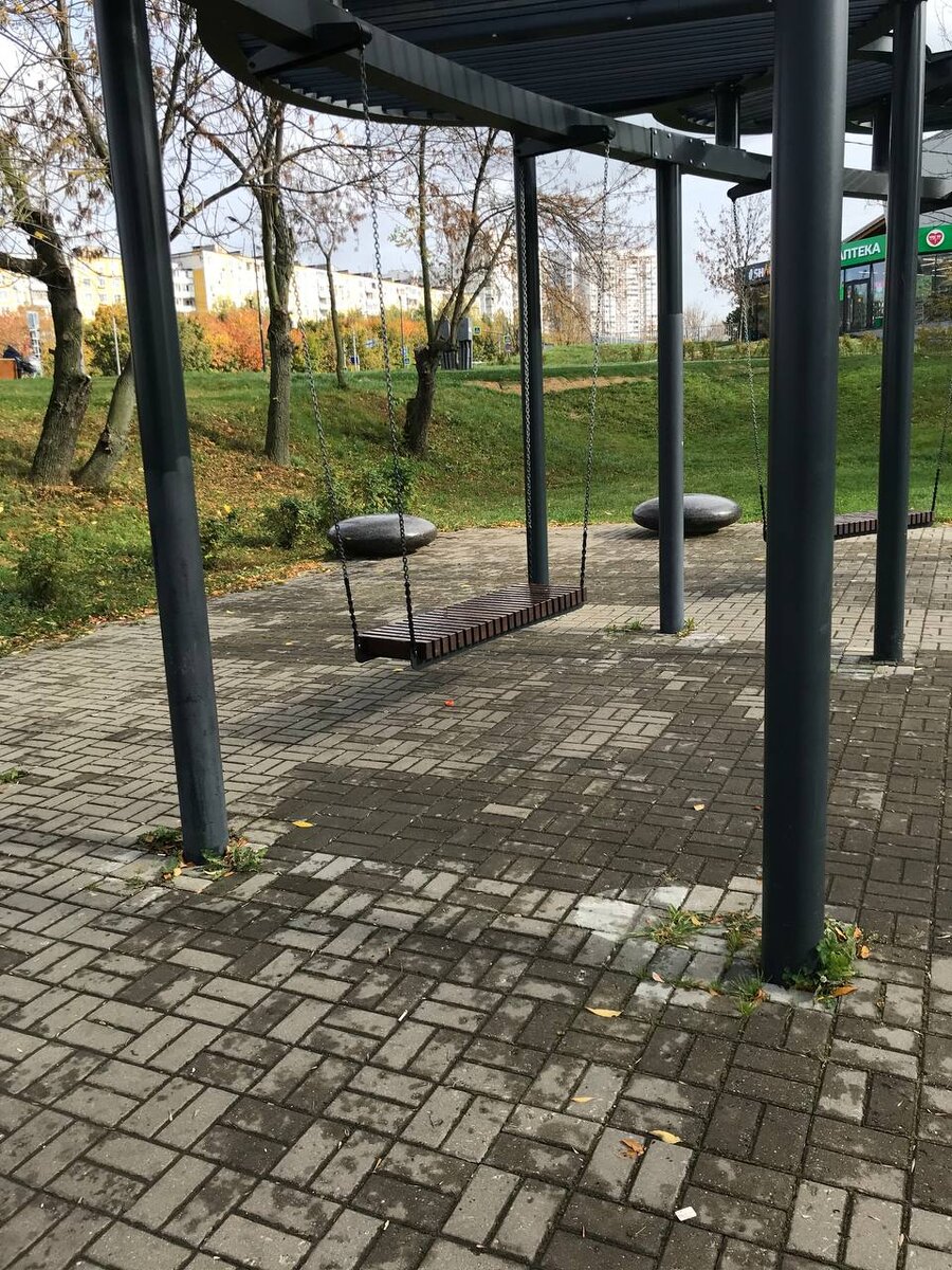 Такие интересные  качели у нас на районе появились 