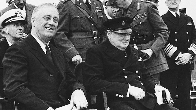 Рузвельт и Черчилль. По этому красноречивому фото не сложно догадаться, кто кому диктует условия