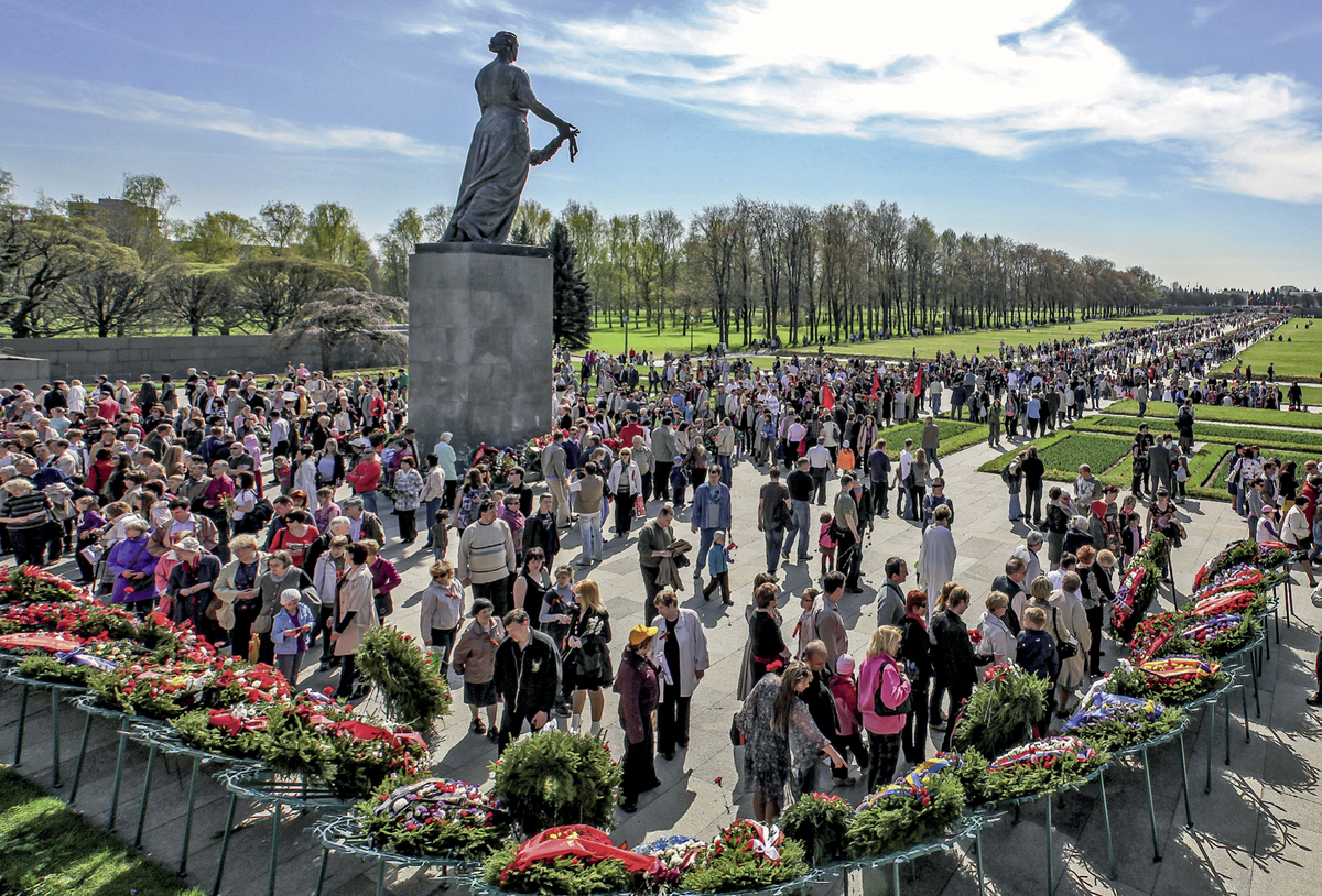 Петербуржцы и гости города  отмечают День Победы возложением цветов к монументу «Мать-Родина» на Пискарёвском мемориале