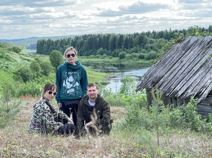 В перерыве между съемками: Галина Самыловская (соавтор и редактор), режиссер Юлия Невская и оператор Алексей Лобов