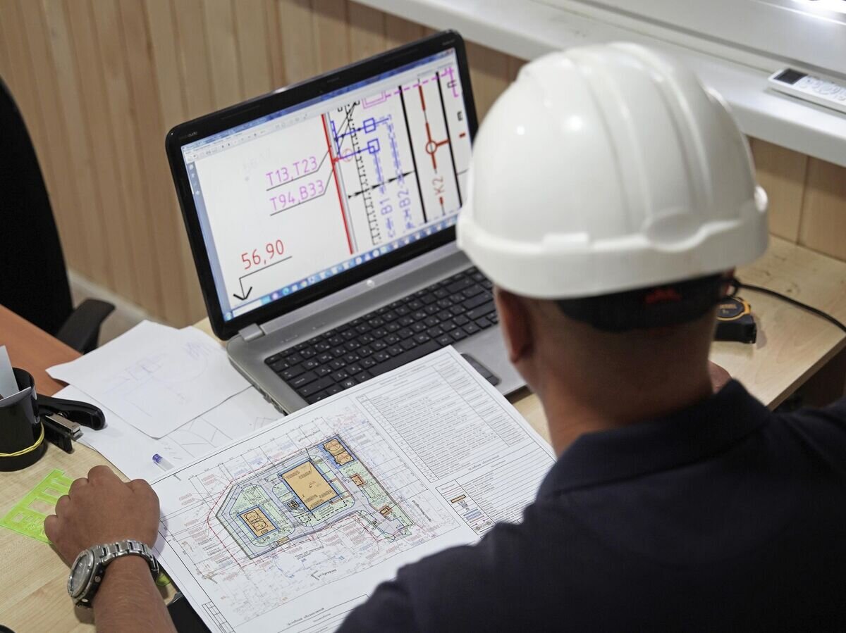    Инженер работает со схемой строительства© РИА Новости / Александр Сухов